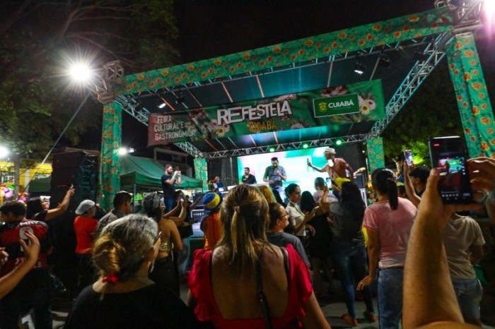 Centenas de famílias curtiram o primeiro dia de Refestela Cuiabá, na Praça 8 de Abril