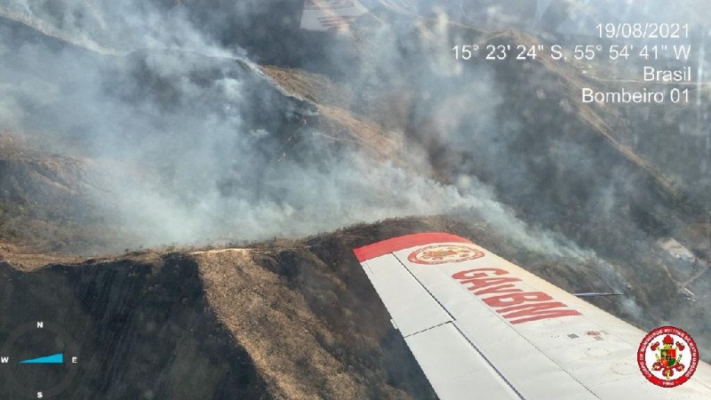 Corpo de Bombeiros utiliza três aeronaves para controlar incêndio em Chapada dos Guimarães