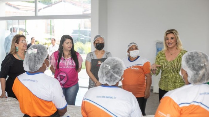 Primeira-dama anuncia prioridade na linha de crédito do Cuiabanco para alunas do Qualifica Mulher