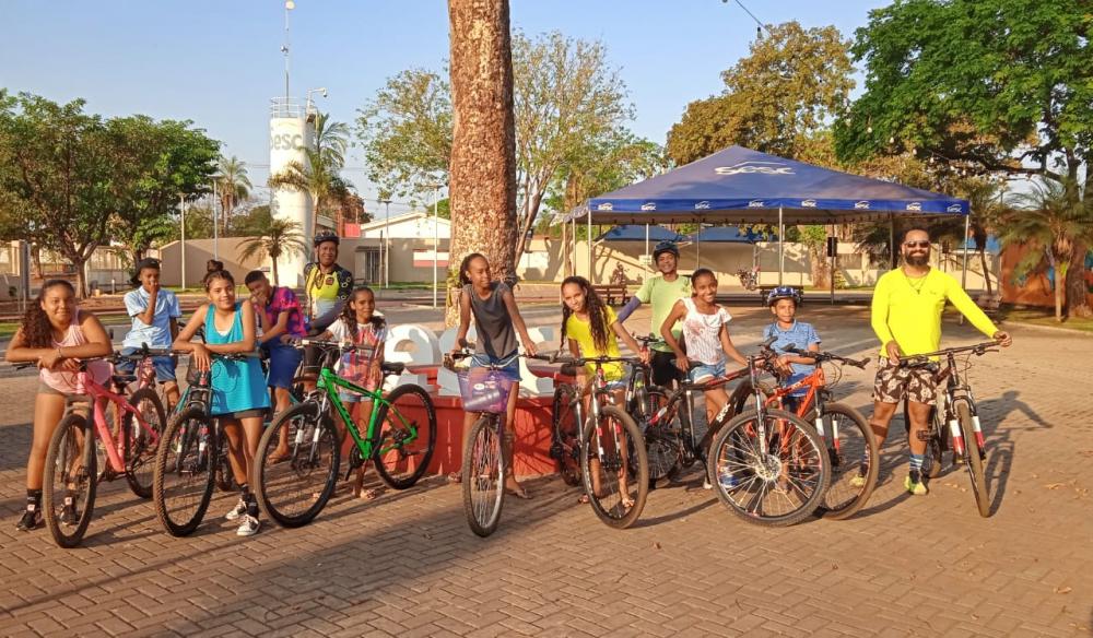 Música ao vivo, pedal ecológico e teatro lambe-lambe animam o feriado no Sesc Poconé