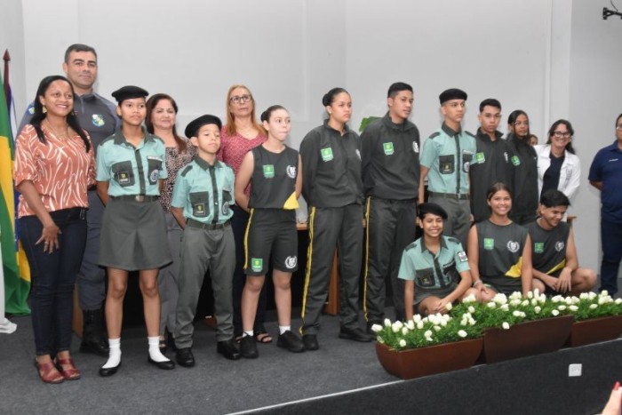Prefeitura de Cuiabá entrega fardamento aos estudantes atendidos nas escolas cívico militares da rede pública