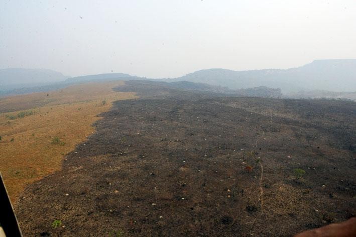 Corpo de Bombeiros controla incêndio na Área de Proteção Ambiental em Chapada do Guimarães