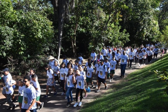 Estudantes fazem caminhada para conscientizar a sociedade contra o bullying