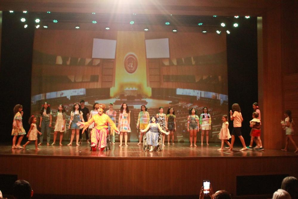 Crianças e adolescentes, alunos do Cena Onze apresentam peça A Família dos Ratinhos no Cine Teatro Cuiabá