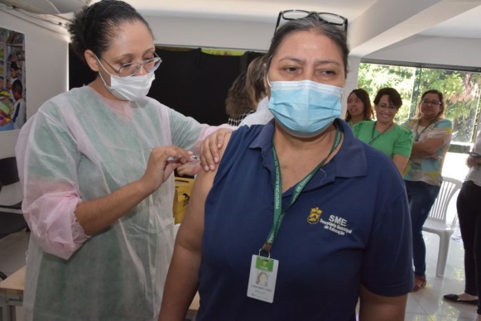 Secretaria Municipal de Educação realiza vacinação na sede do órgão
