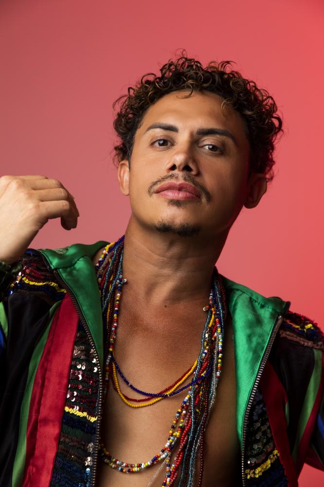 Ator Silvero Pereira interpreta Belchior no Teatro da UFMT