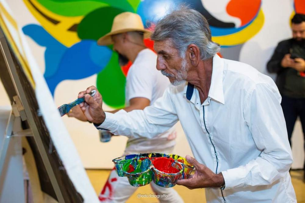 Artistas plásticos mato-grossenses realizam pintura ao vivo em shopping