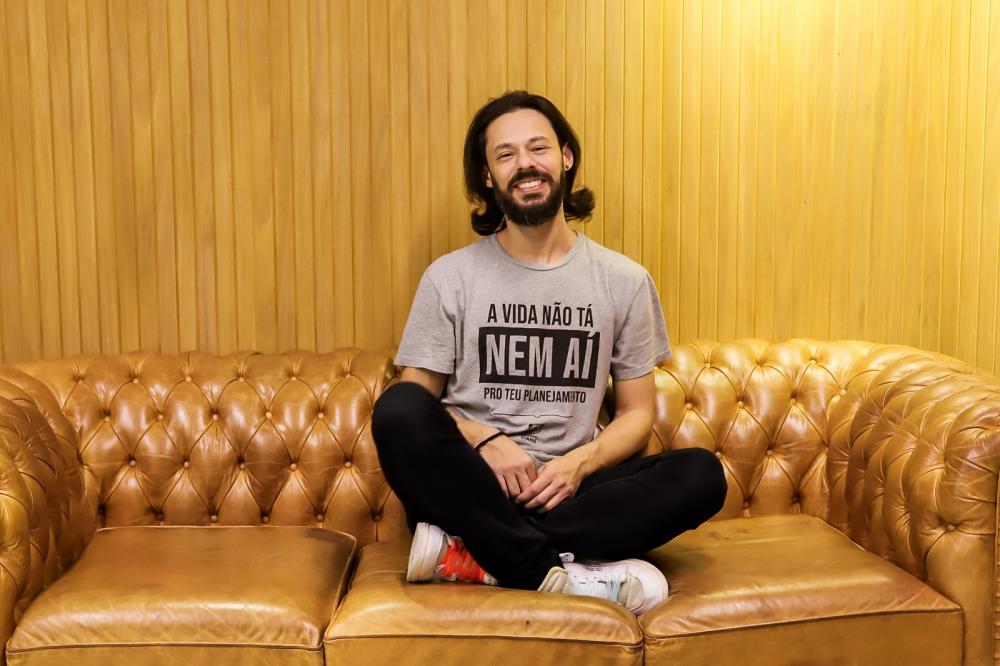 Nando Viana retorna a Cuiabá para falar sobre ansiedade em espetáculo inédito