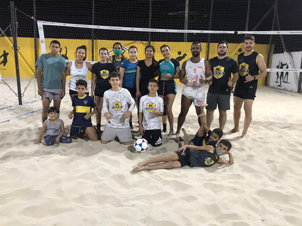 Arena de esportes na areia oferta vagas gratuitas para alunos
