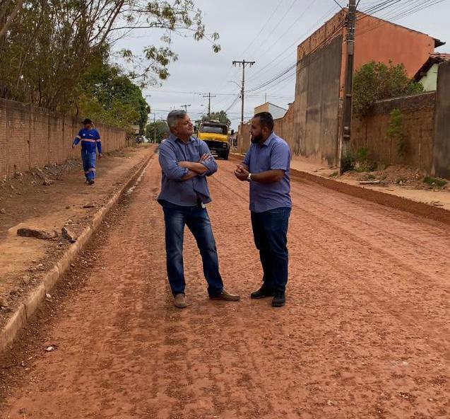 Vereador acompanha início da pavimentação asfáltica no bairro Serra Dourada
