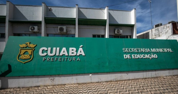Nenhum servidor ou aluno se feriu após fogo em terreno baldio atingir sala de escola