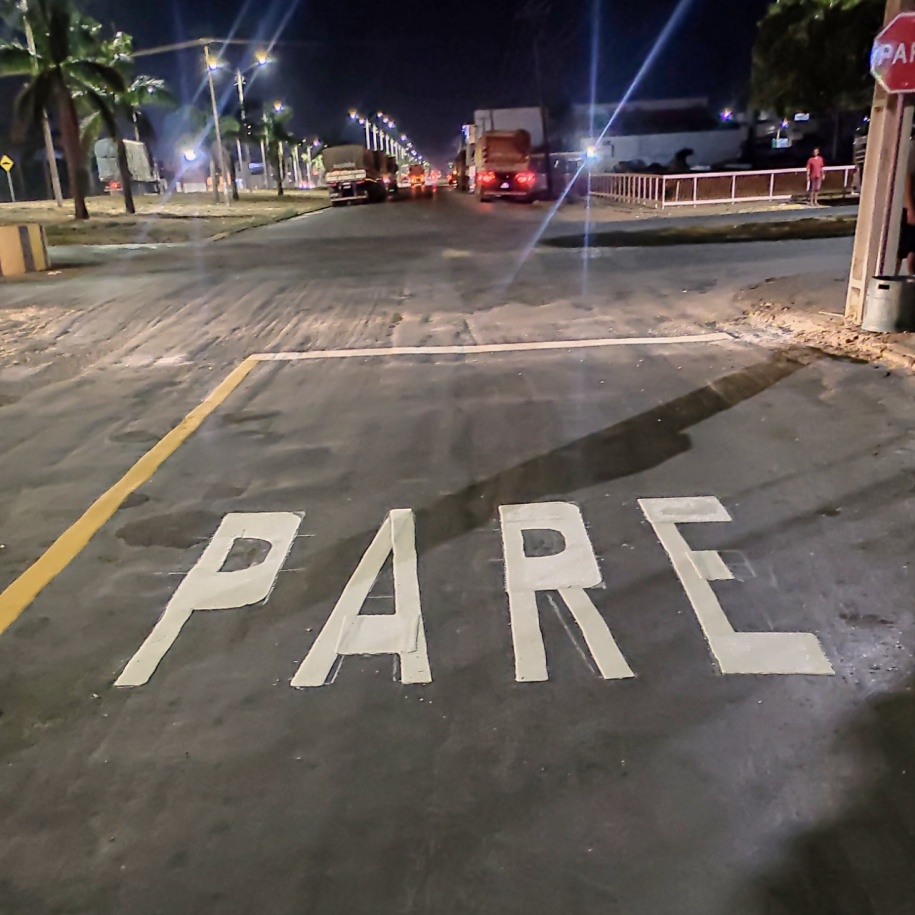 Prefeitura de Primavera do Leste sinaliza rua Rio de Janeiro para melhorar a mobilidade urbana