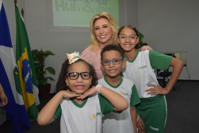 Primeira-dama Márcia Pinheiro entrega os primeiros óculos da edição 2023 do projeto 'Enxergar é Humanizar'