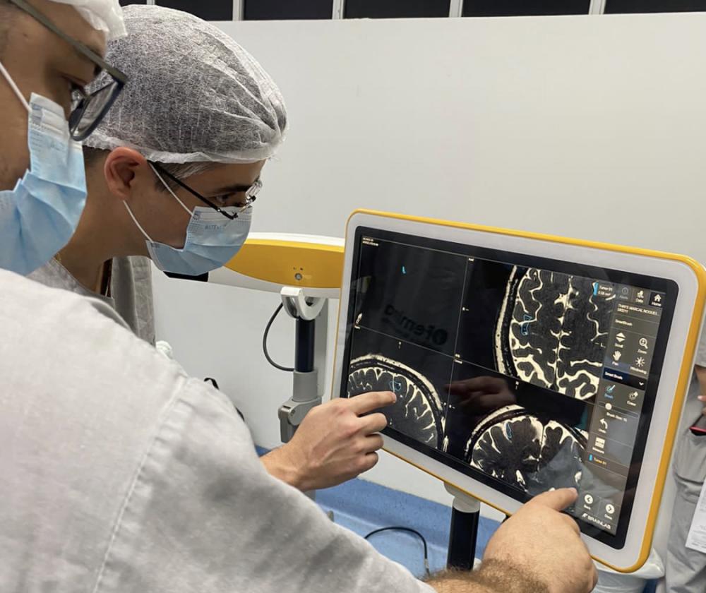 Hospital Femina realiza microcirurgia de tumor cerebral com tecnologia de neuronavegação