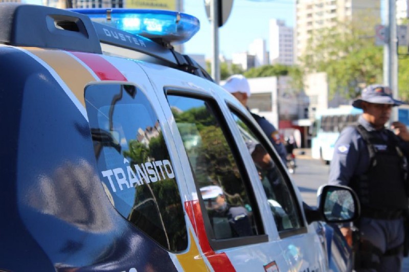 Batalhão de Trânsito da PM aborda 415 veículos e prende oito pessoas no fim de semana