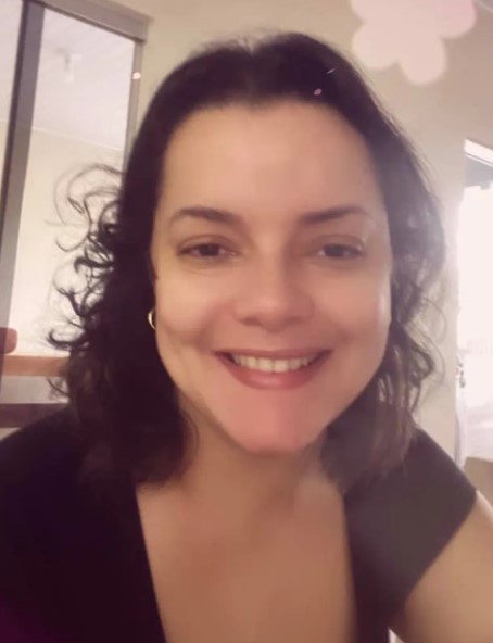 Médica morre e duas crianças conseguem escapar após veículo bater em poste de energia em MT