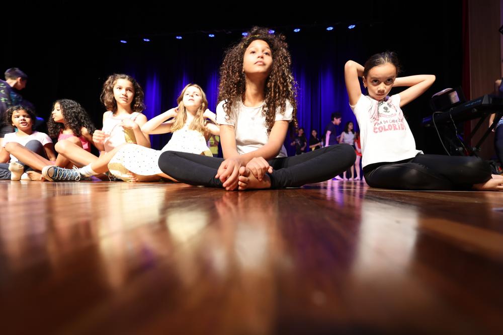 Crianças e adolescentes apresentam Contos de Natal no Cine Teatro Cuiabá