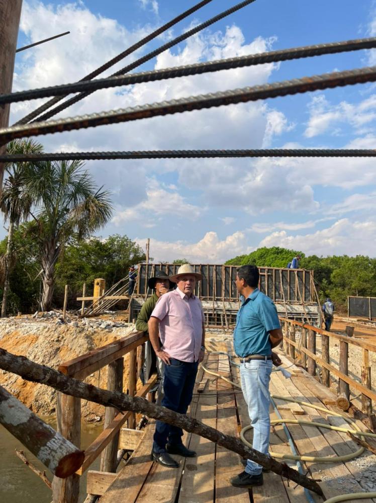 Vice-prefeito acompanha obras em zona rural de Primavera do Leste