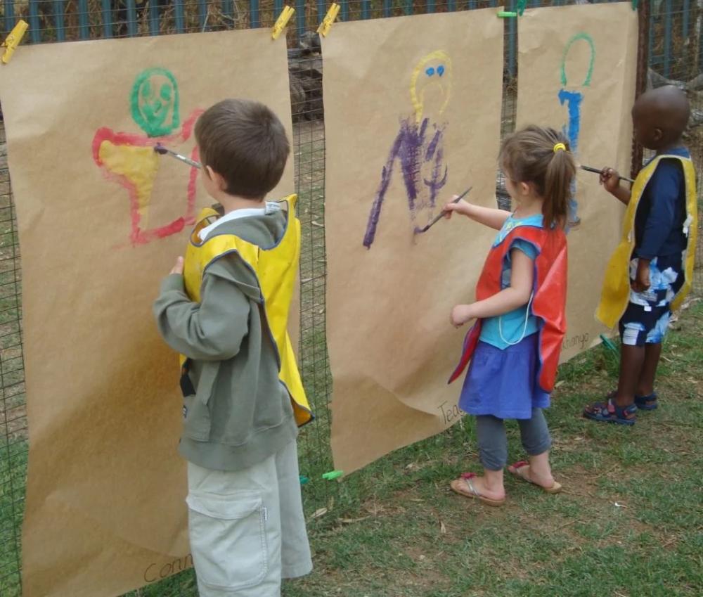 Brincadeiras ao ar livre beneficiam desenvolvimento infantil durante as férias, destaca pediatra