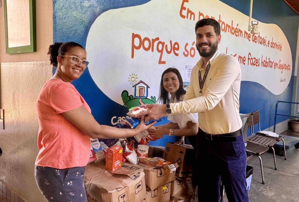 Unicred MT entrega 600 quilos de alimentos para duas instituições filantrópicas de Cuiabá