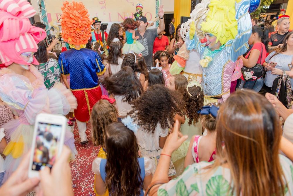 Bailinho com Caixa de Brinquedos e marchinha agitam Carnaval em shopping