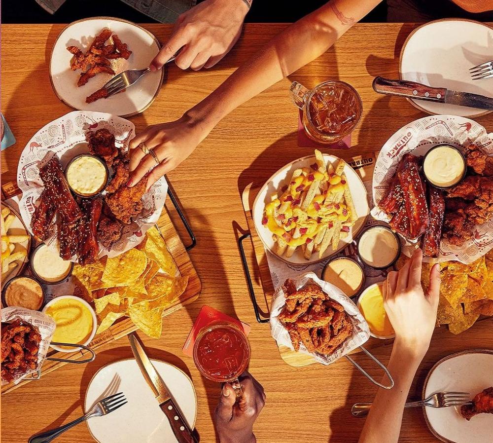 Outback celebra a data com rodízio de chopp e aperitivos à vontade e drinks com 50% de desconto