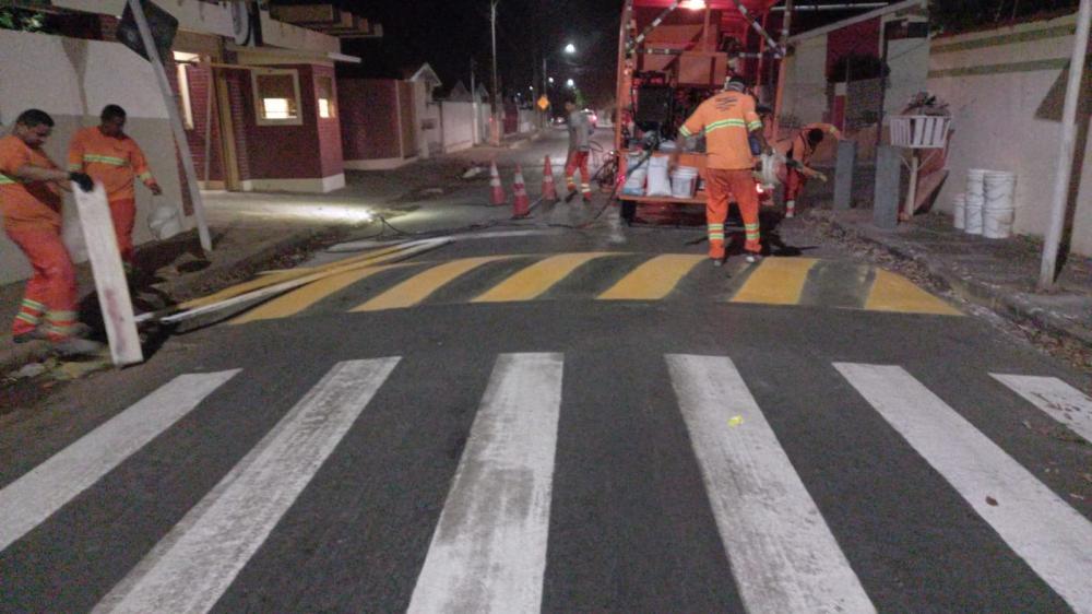 Prefeitura de Primavera do Leste realiza pintura de faixas de pedestres para dar mais segurança no trânsito no retorno das aulas
