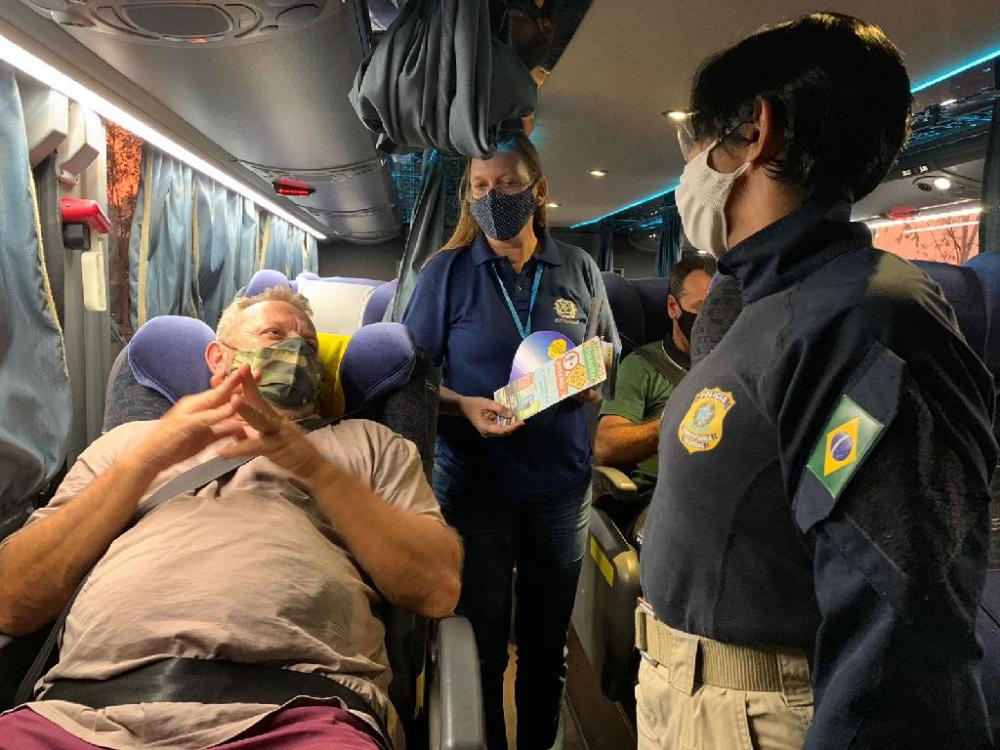 Mais de 400 passageiros de ônibus recebem orientações de segurança no trânsito