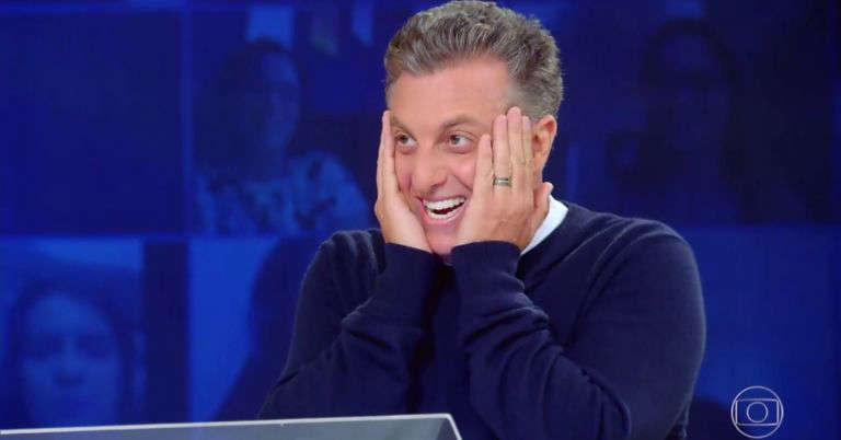 Huck se desculpa por ato falho no 