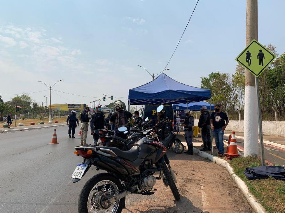 Ação educativa integrada aborda 64 motociclistas em Várzea Grande