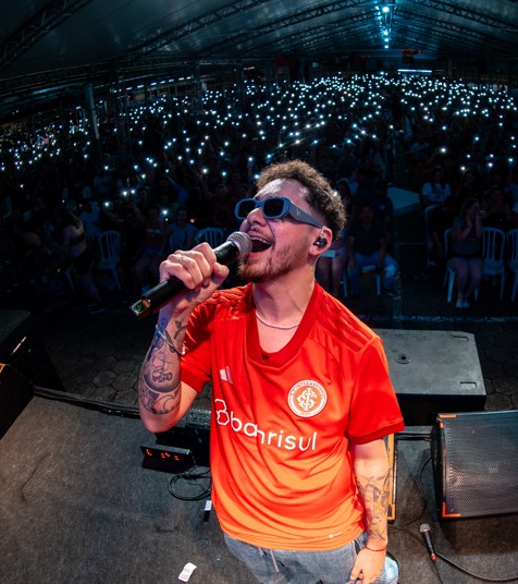 Gio Lisboa é atração com o show de comédia “Medonho”