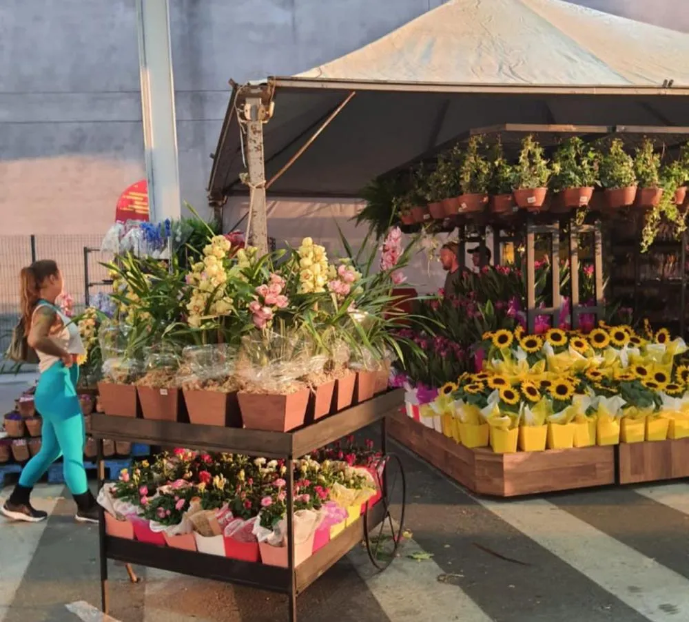 Fort Atacadista oferece tenda com flores até domingo para o Dia das Mães