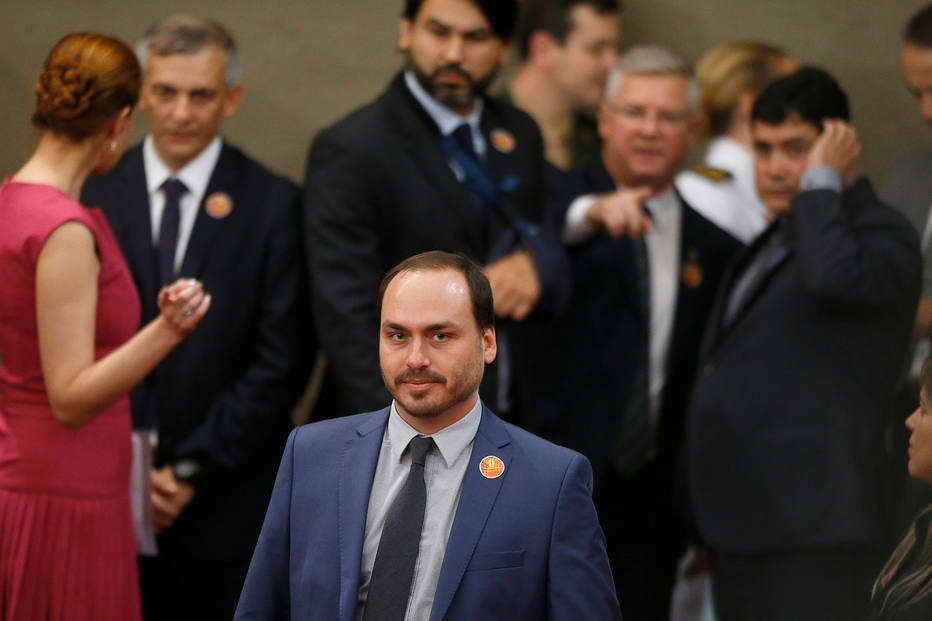MP aponta Carlos Bolsonaro como ‘beneficiário final’ de ‘organização criminosa’ em gabinete