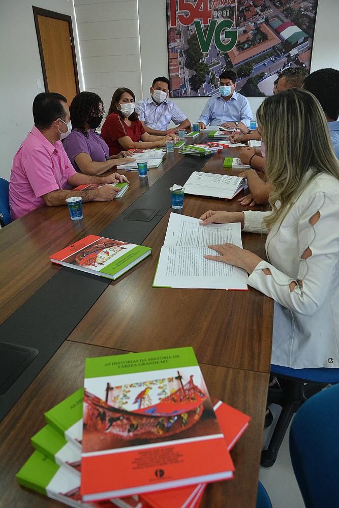 Educação lança livro contando as histórias da História de Várzea Grande