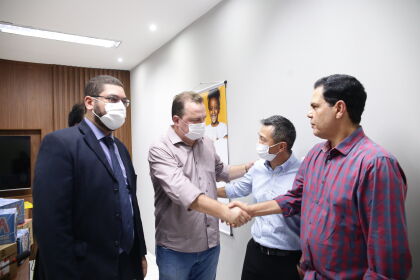 Ager doa mais de 3 mil litros de leite para campanha organizada por gabinete na ALMT