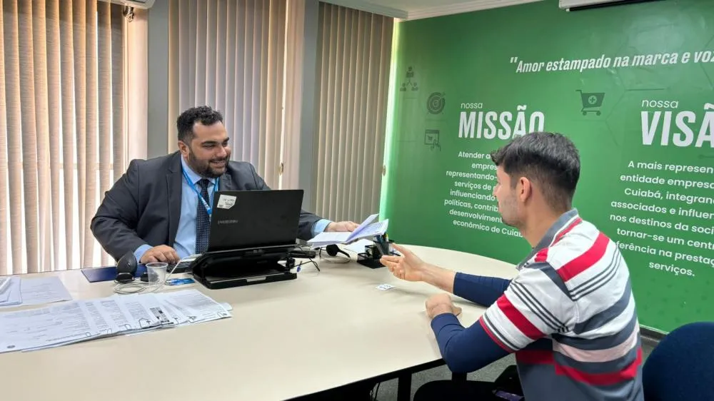 Caixa Econômica faz atendimento exclusivo para lojistas do Shopping Popular na Associação Comercial de Cuiabá