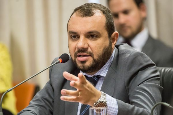 Maurício Munhoz e o livro O Avanço do Agronegócio em Mato Grosso