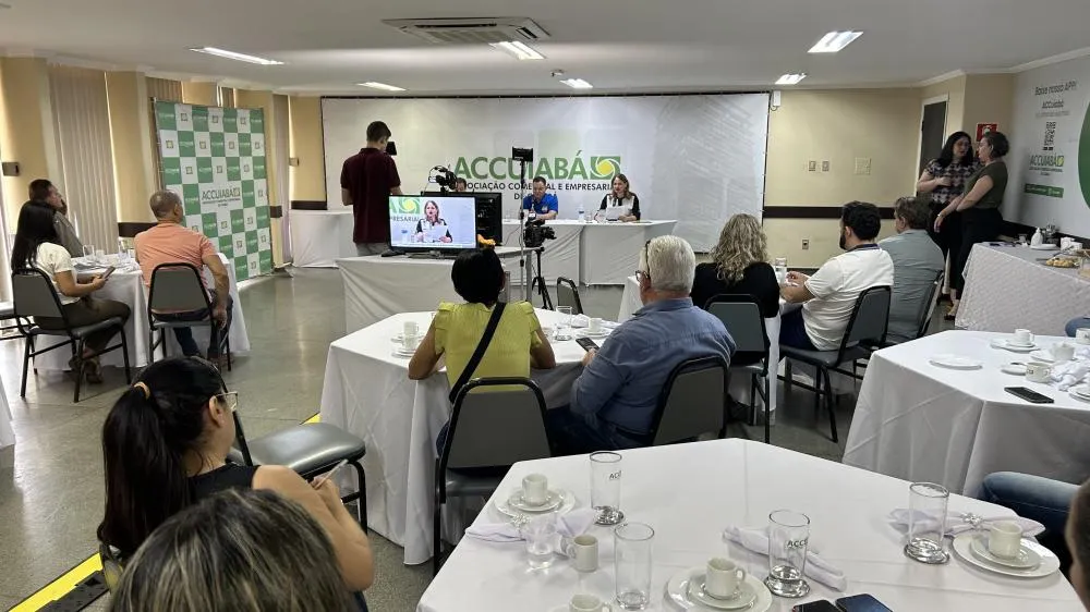 Botelho fala em intensificar ações sociais para pessoas em situação de rua em entrevista na ACCuiabá 