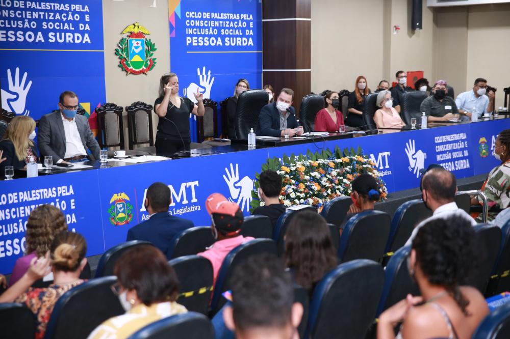 Dia Internacional do Surdo é marcado por entrega de homenagens e palestras na ALMT