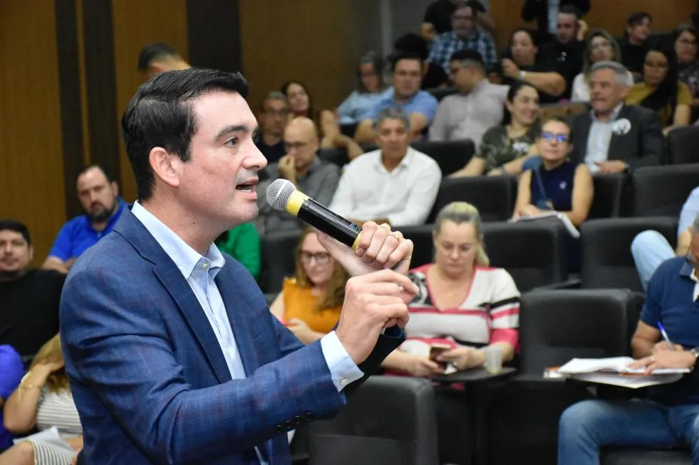 Presidente da AMM, Leonardo Bortolin, orienta gestores de Mato Grosso sobre eficiência administrativa