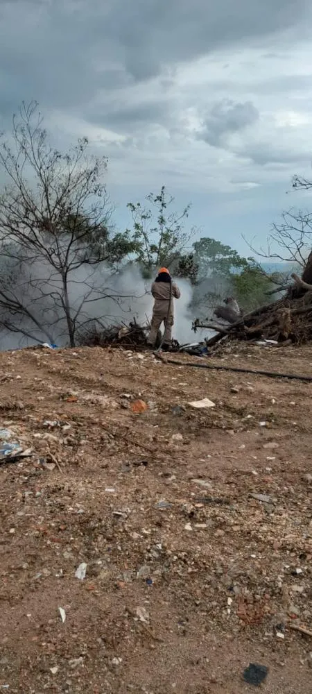 Fogo em área de descarte de entulhos assusta moradores do bairro Castelândia, em Primavera do Leste