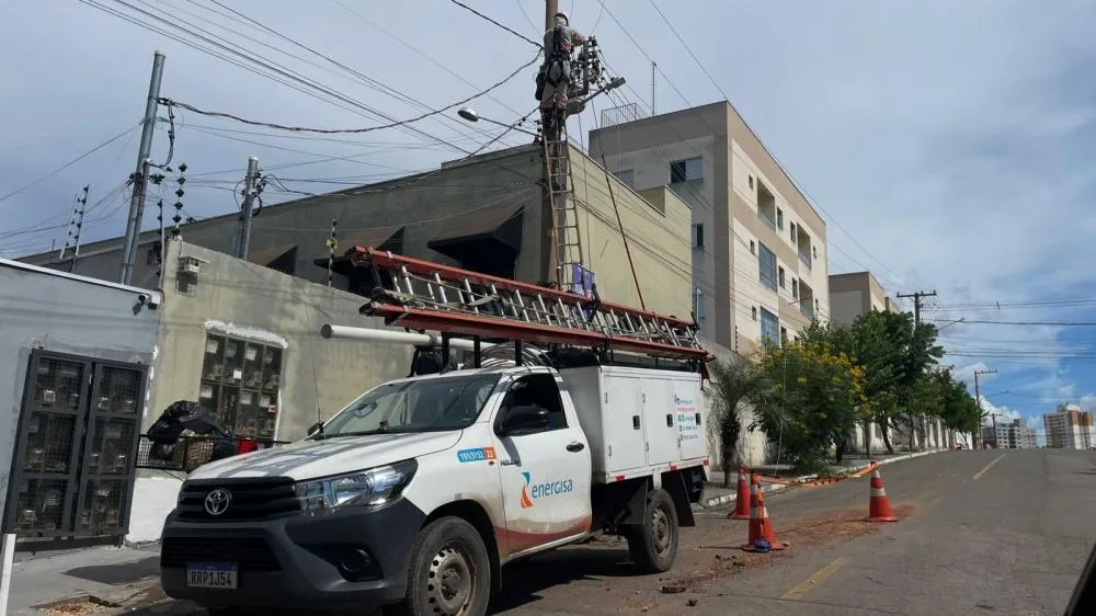 Fio de energia rompe e causa caos em bairro de Cuiabá: eletrodomésticos queimados e susto nos moradores