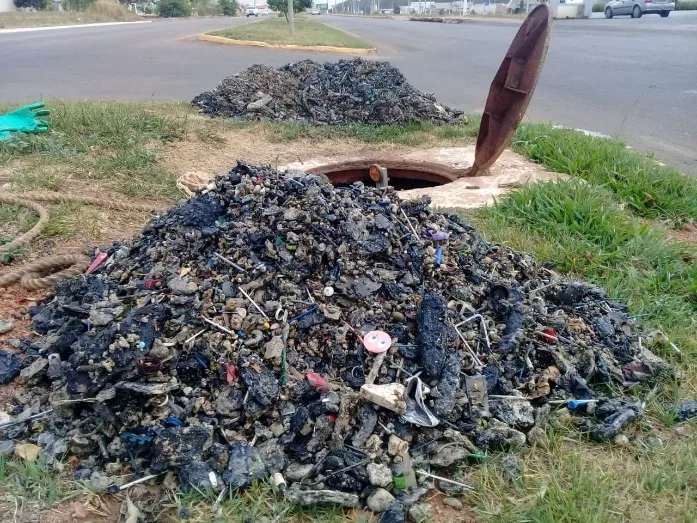 Descarte irregular de lixo sobrecarrega rede de esgoto e causa extravasamentos em Primavera do Leste