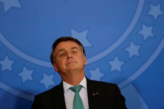 Bolsonaro rebate Xuxa após ela pedir que apoiadores dele deixem de segui-la