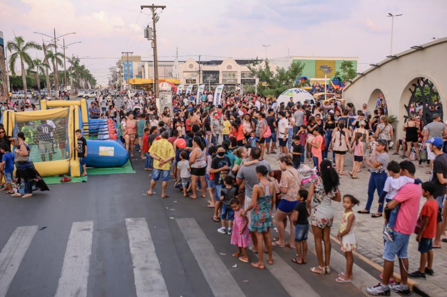 Festa de Dia das Crianças reúne centenas de famílias na Praça da Matriz