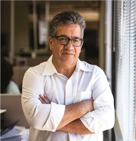 Escritor João Carlos Ferreira lança o livro “A Máfia das Loterias”, narrado pelo Senador Alvaro Dias