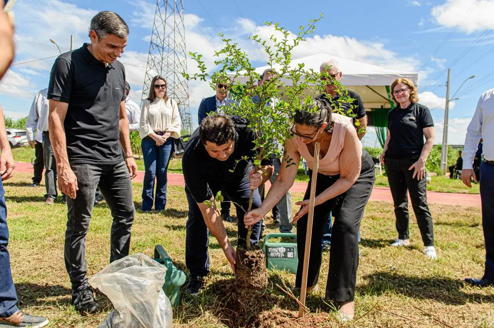 Unicred MT e TRE-MT plantam mais de mil mudas de árvores em ciclovia de Cuiabá