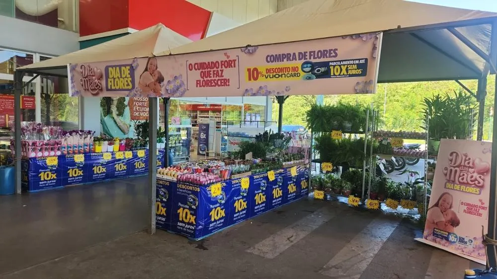 Fort atacadista monta espaço com várias espécies de flores em Cuiabá