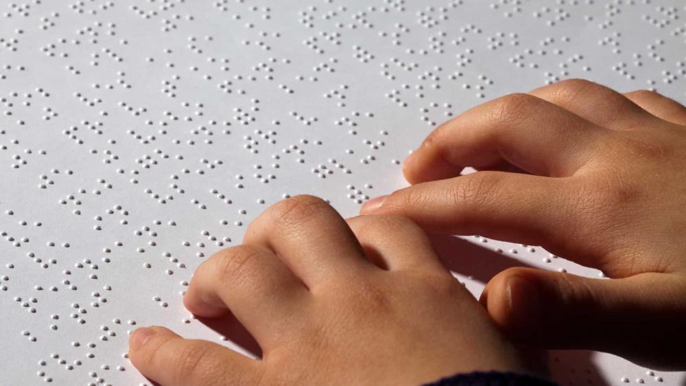 Nova lei garante emissão de certidões em braile para deficientes visuais