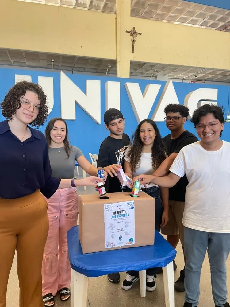 Alunos de Farmácia promovem campanha de descarte consciente de medicamentos no UNIVAG